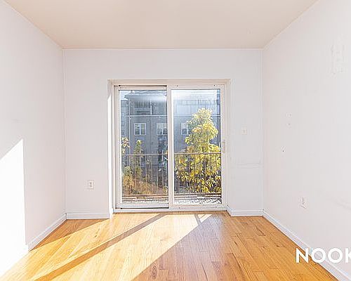 4th image of 108 Martin Luther King Jr Pl APT 4R