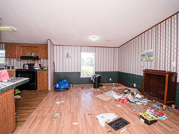 17th image of 200 Laura Ln