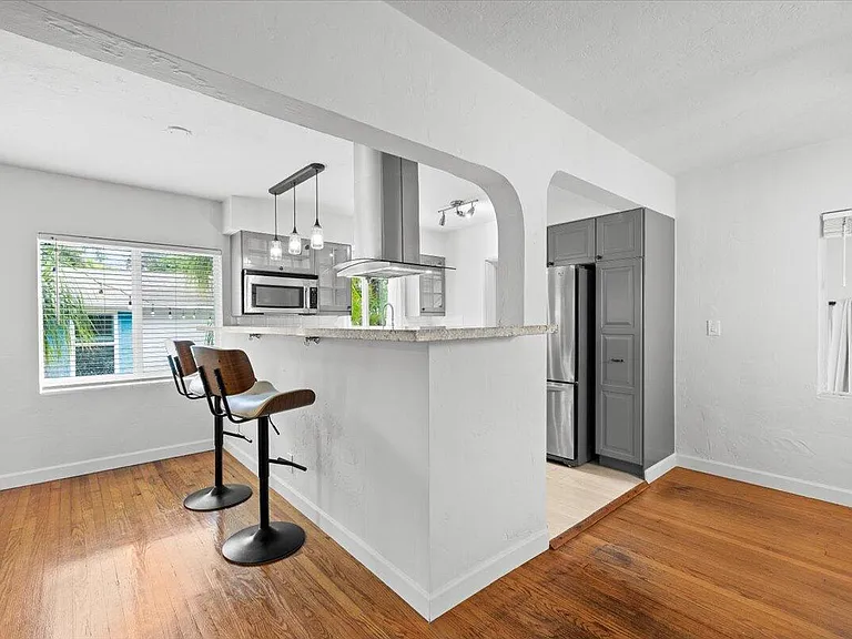 305 NE 14th Ave — Photo 8