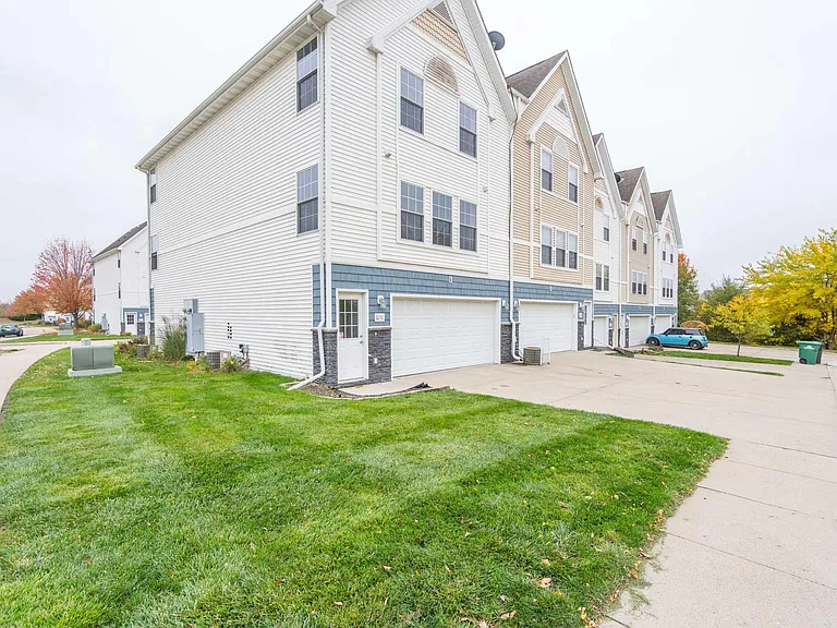 1151 SE Village View Ln — Photo 1