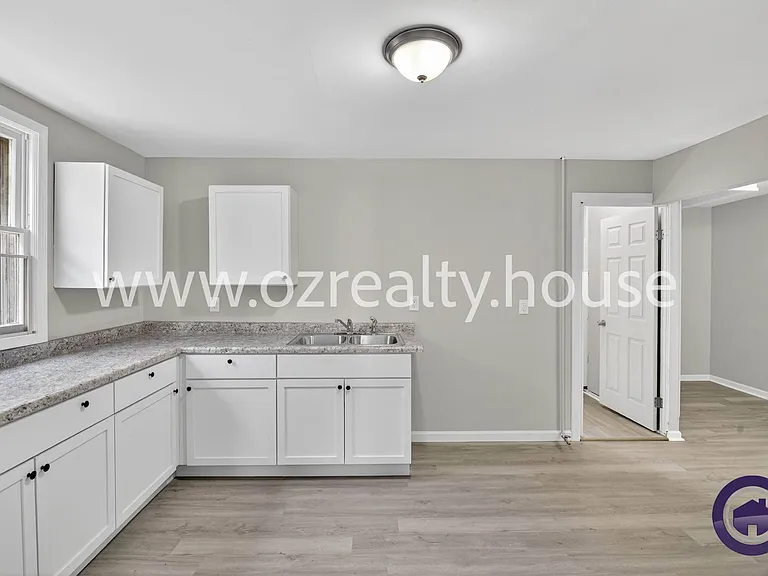 160 Bronson Ave — Photo 7