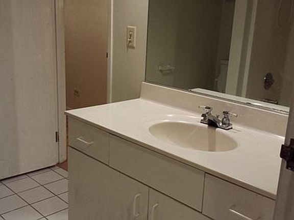 4th image of 800 N Lakeside Dr APT 2B