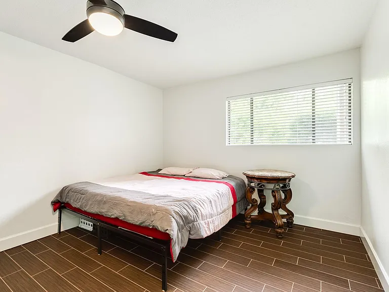 7098 N Holiday Dr — Photo 16
