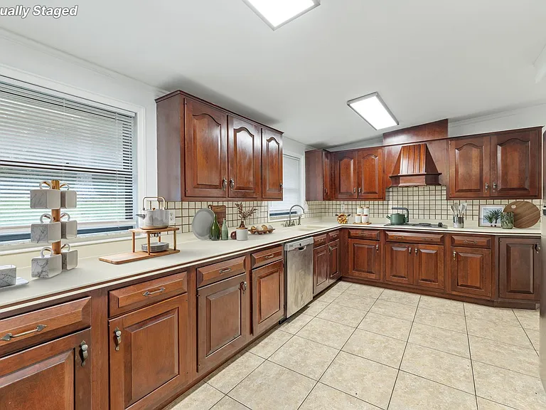 211 N Lipona Rd — Photo 16