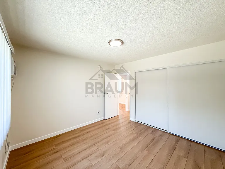 6336 TUJUNGA AVE. — Photo 17