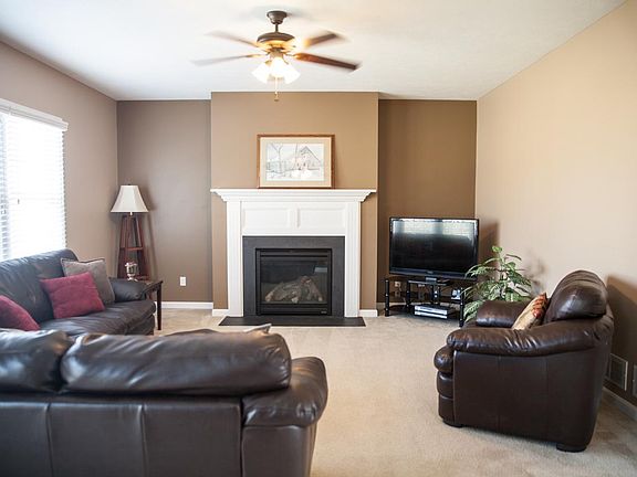 3rd image of 302 Apricot Ct