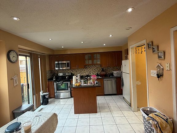 2nd image of 10 Hendricks Cres
