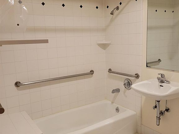 5th image of 2333 Mission St APT 3
