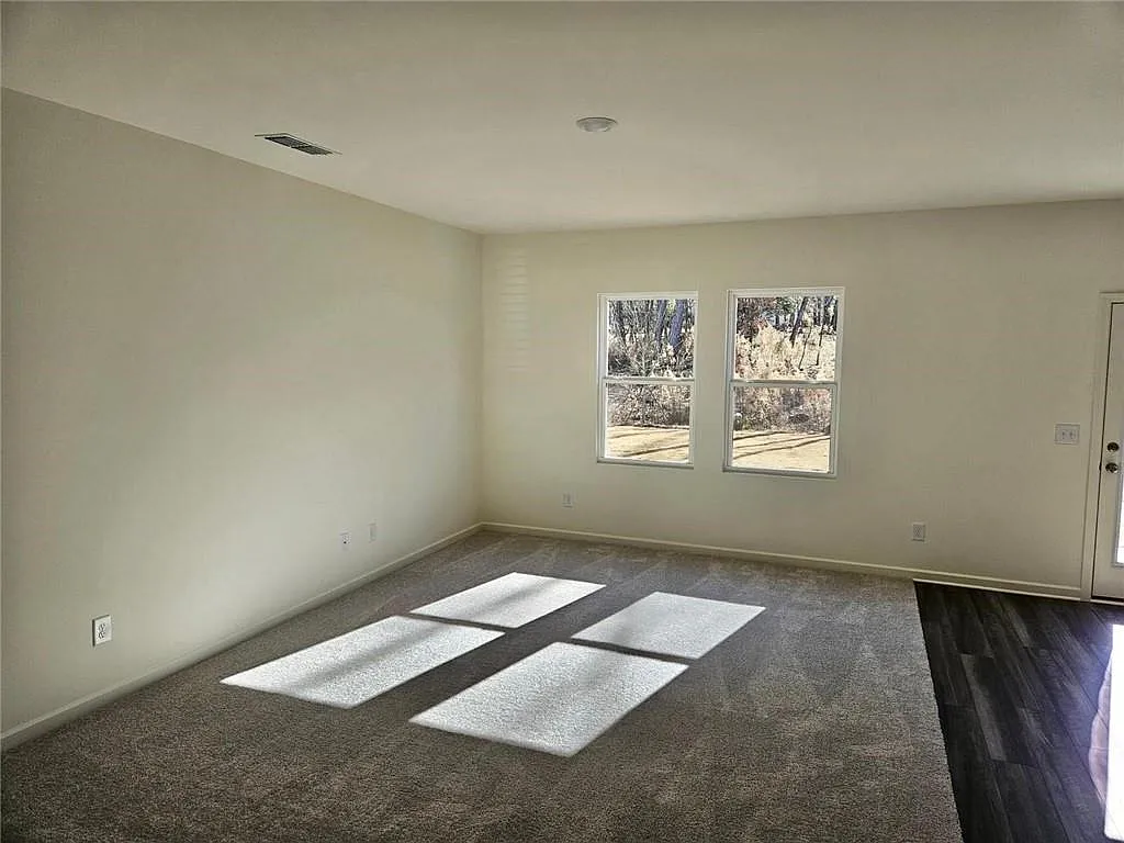 5 bed, 3.0 bath, 2738 sqft, $3,500 — Photo 3