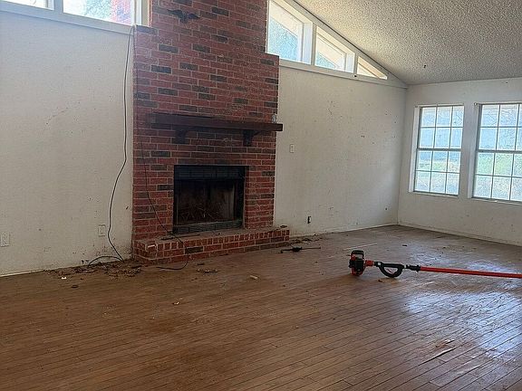 5th image of 415 SE MAIN ST