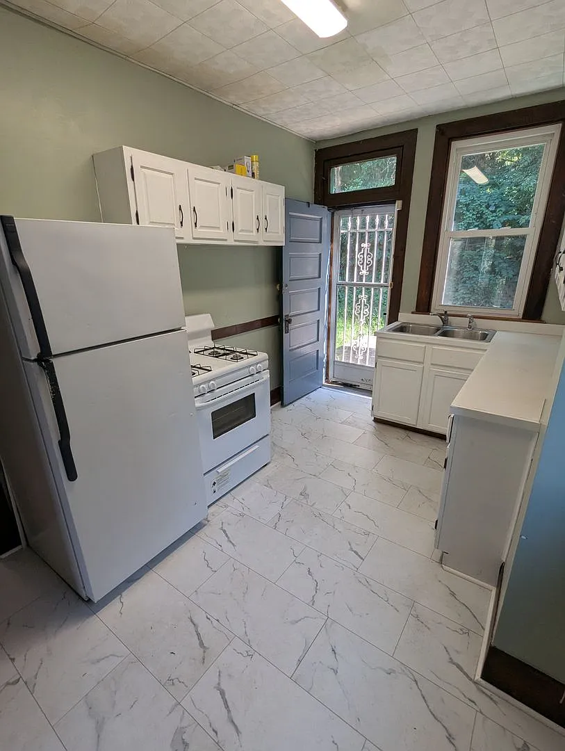 3 Bedroom 1 Bathroom Single Family Home (Greenfield) — Photo 1