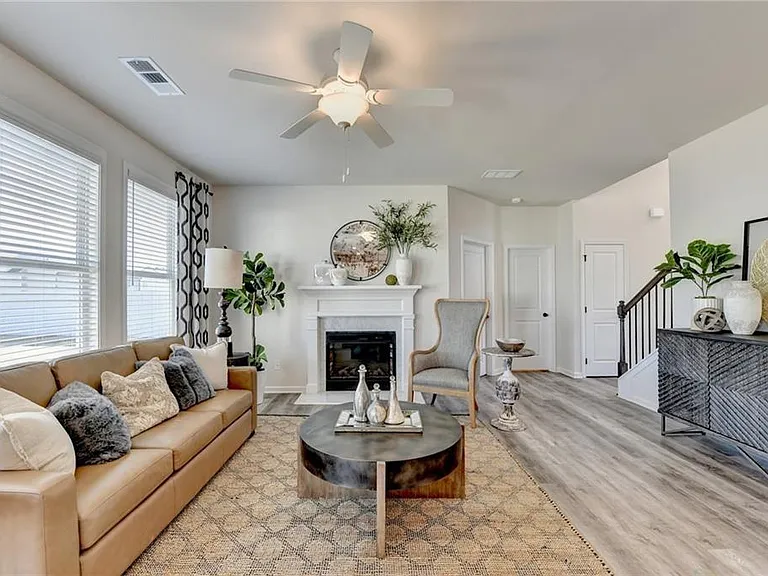 326 Rodeo Dr — Photo 4