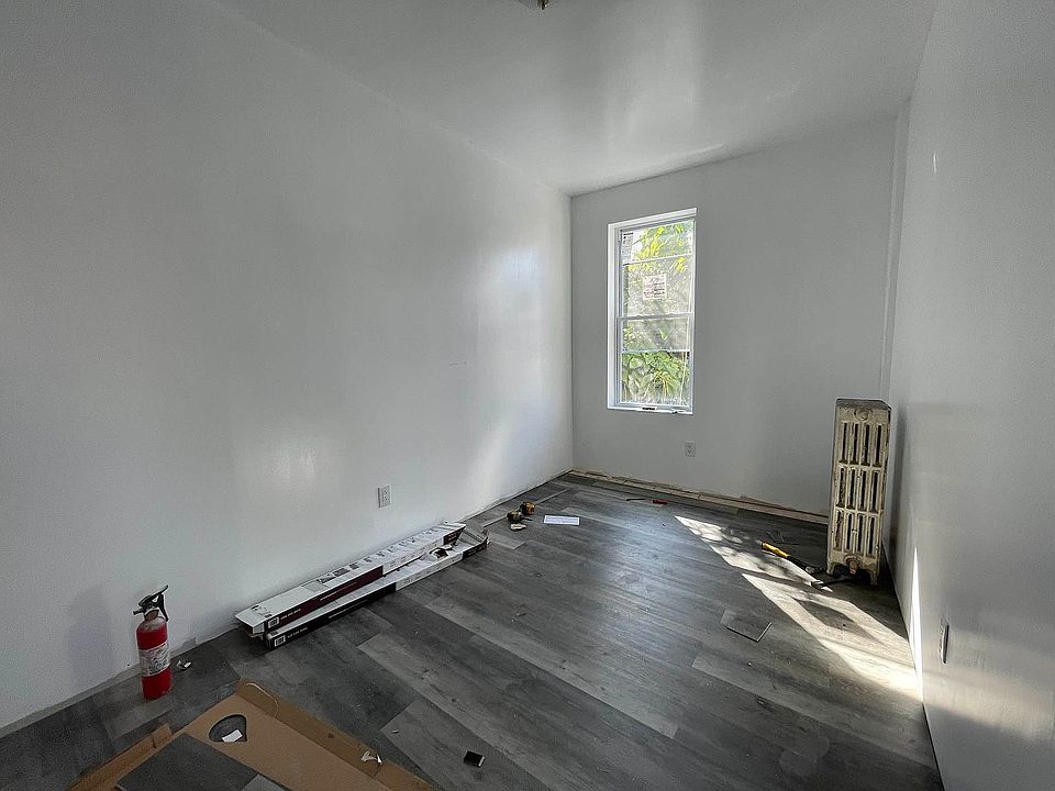2nd image of 211 Richmond St #2