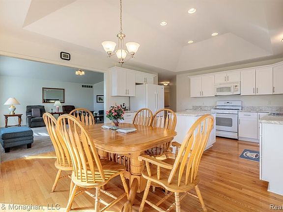 5th image of 1195 S River Pointe Ln