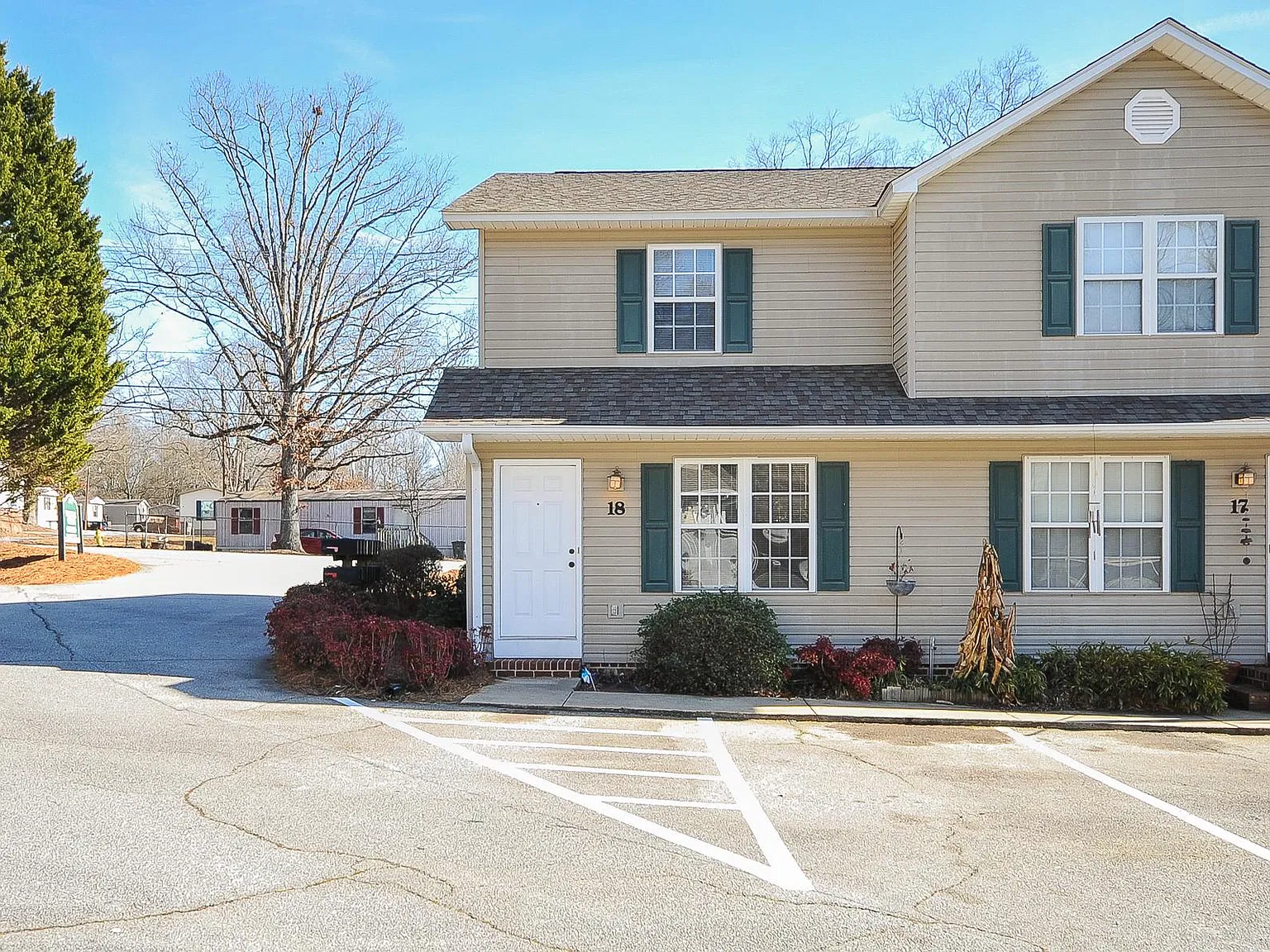 2 bed, 1.5 bath, 1050 sqft, $1,250 — Photo 2