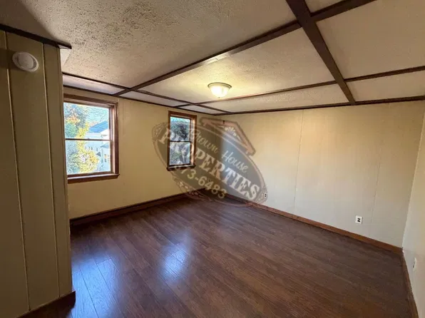 11 Center, 11 Center St APT 3, Oakland, ME 04963