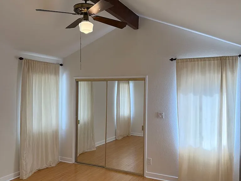 2523 S Bentley Ave — Photo 15