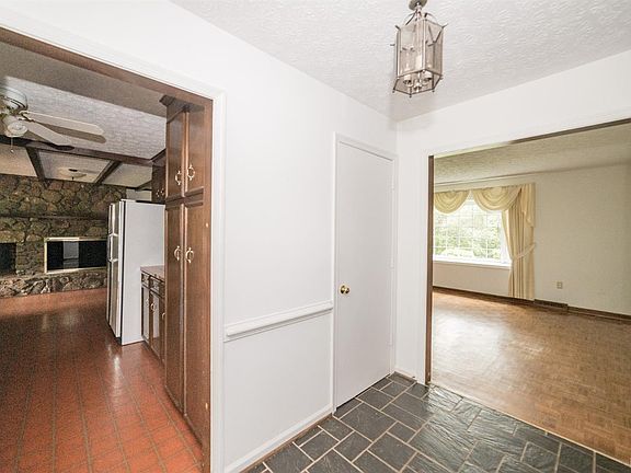 5th image of 127 Foxwood Dr