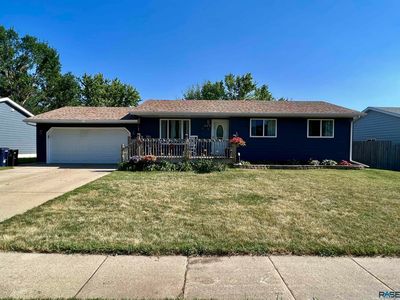 203 Jeanne Cir, Hartford, SD, 57033