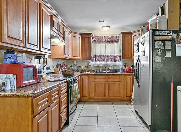 3rd image of 2316 Creely Dr