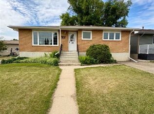 45 3rd Ave N, Brooks, AB T1R0B2
