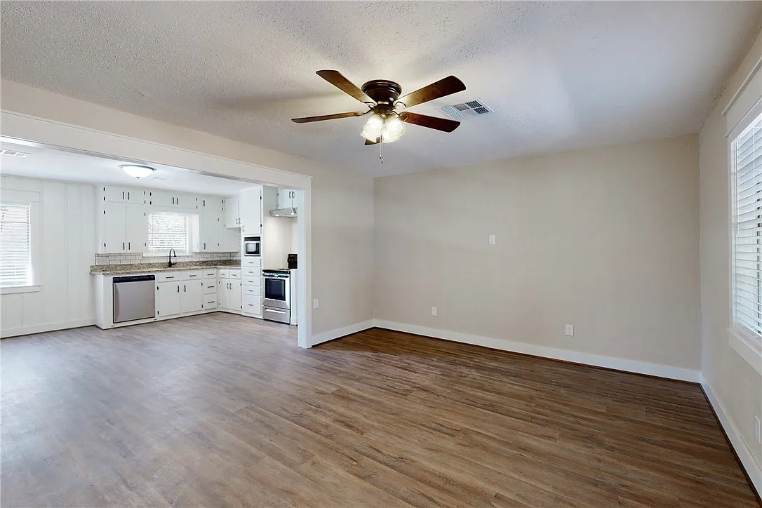 3 bed, 2.0 bath, 1393 sqft, $1,750 — Photo 3