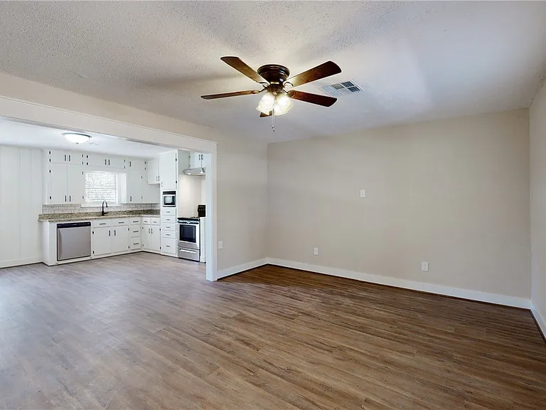 22299 FM 39 — Photo 3