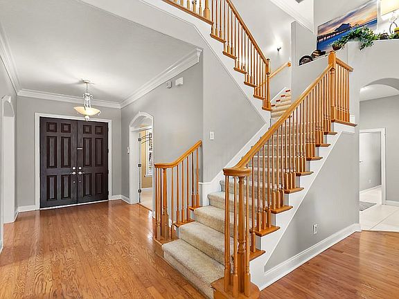 3rd image of 205 Highland Woods Dr
