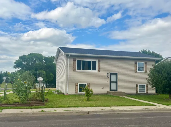 900 Memory Ln, Pierre, SD 57501