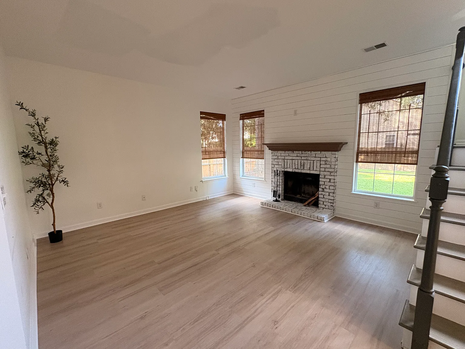 4 bed, 1985 sqft, $3,000 — Photo 2