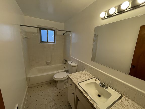 5th image of 323 Idlewylde Dr Unit 4