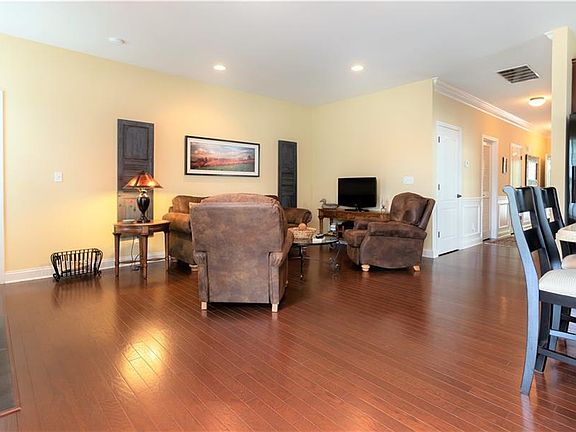 5th image of 111 Jasmine Dr