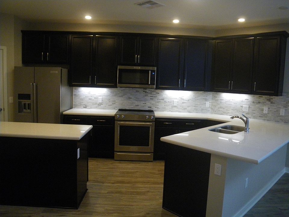 Spacious kitchen, upgraded appliances