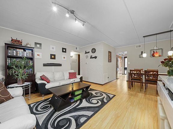 4th image of 5406 Chateau Dr