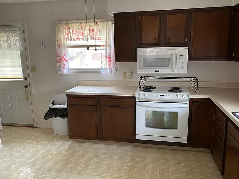 1871 Center Ct — Photo 3
