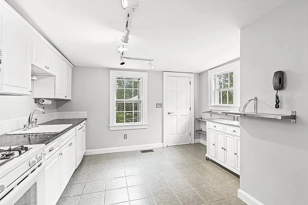 2 bed, 2.5 bath, 1338 sqft, $3,650 — Photo 3