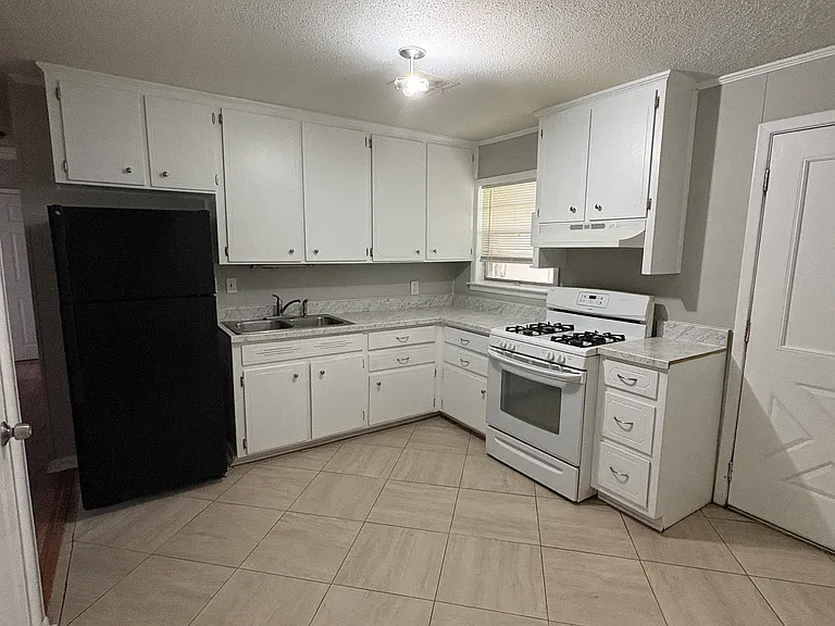 233 Dyas Dr — Photo 2