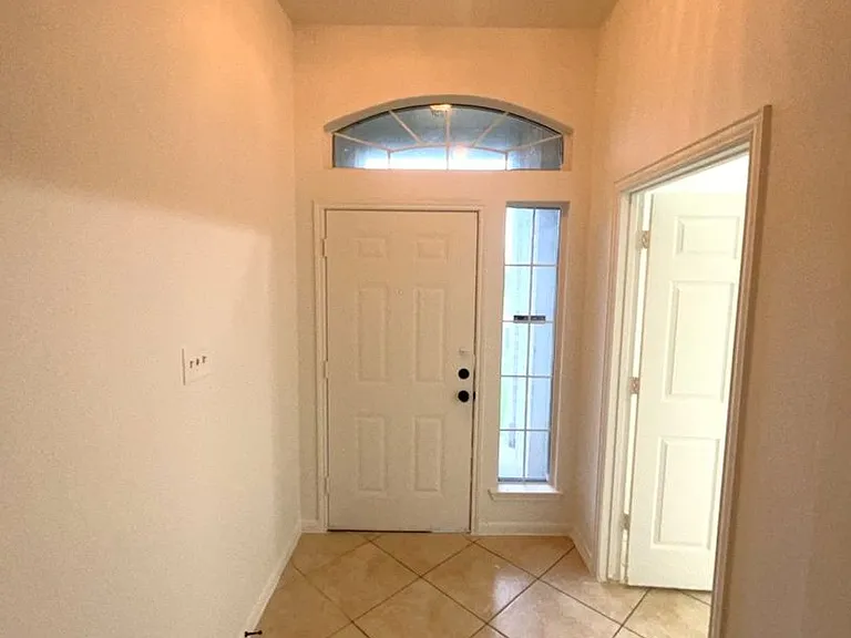 810 Chance Ln — Photo 2