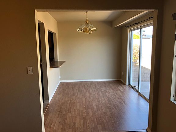 breakfast room/dining room