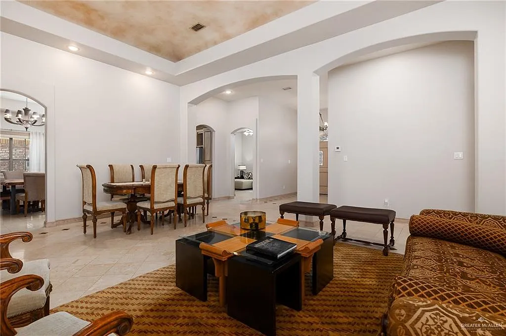 4 bed, 3.0 bath, 2210 sqft, $2,800 — Photo 4