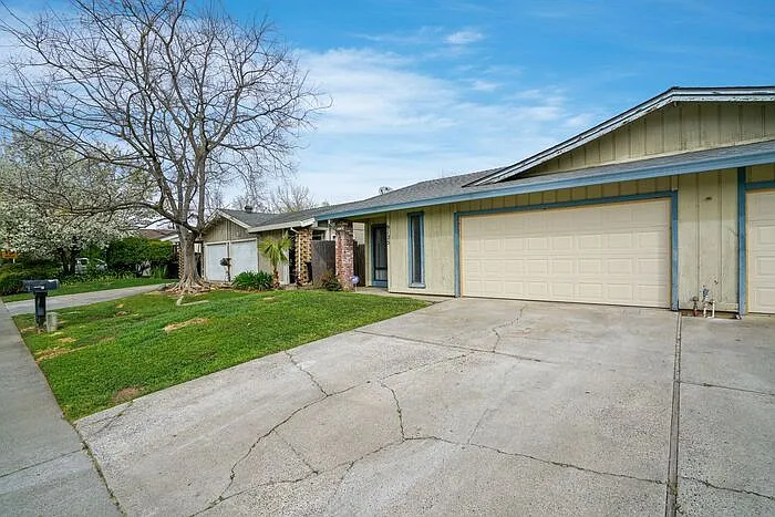3 bed, 2.0 bath, 1197 sqft, $2,100 — Photo 3
