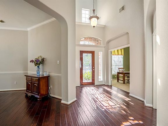 Lots of natural lights shines on the entry. The study and Dining are right off the entry.