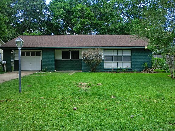 3rd image of 525 Wisteria St