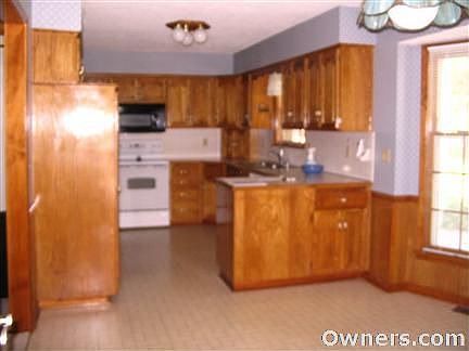 Large Breakfast Area & Pantry in Kitchen