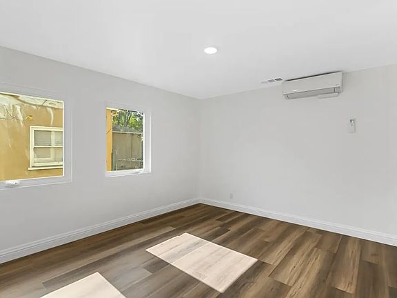 5th image of 420 N Batavia St #420