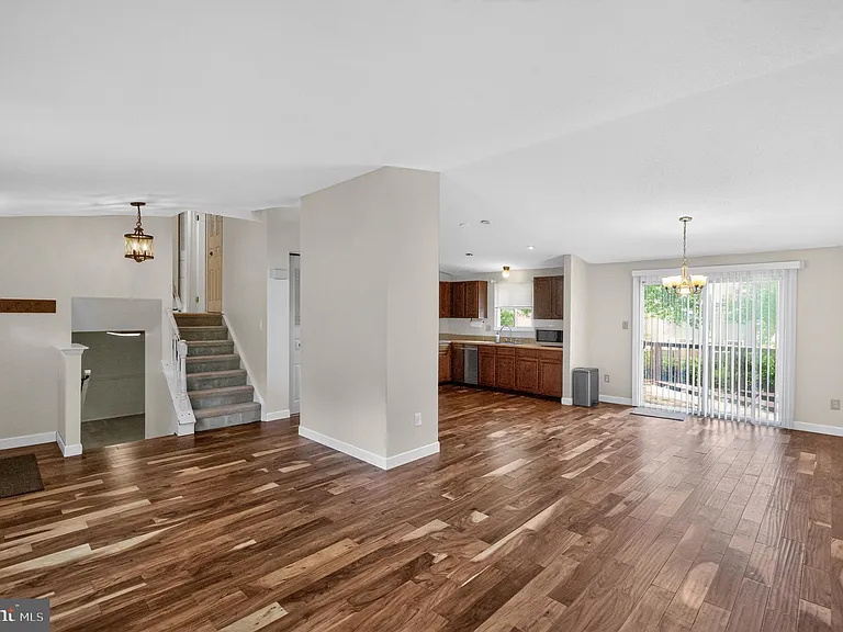 Chelsea Dr — Photo 2