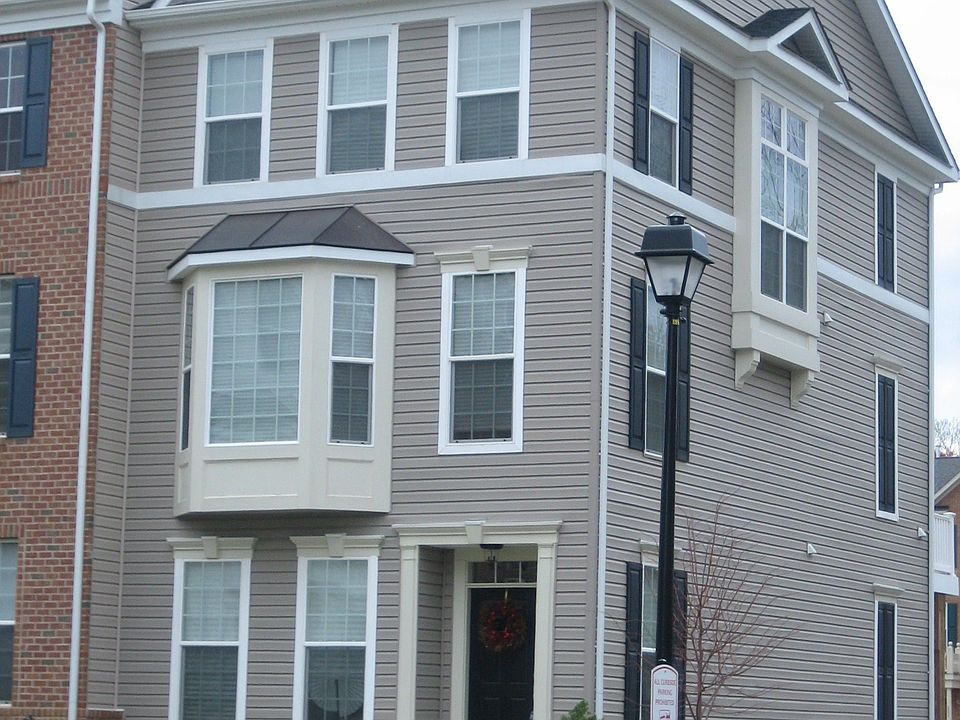 Rare End-Unit in Piney Orchard