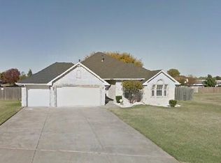 1335 W Agate Way, Mustang, OK 73064