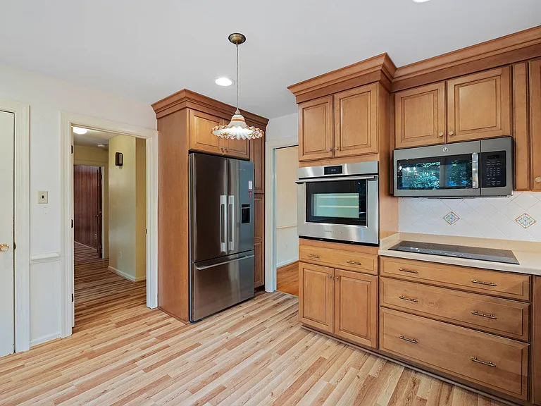 2401 Scarsborough Dr — Photo 11