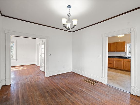 4th image of 715 E 1st St